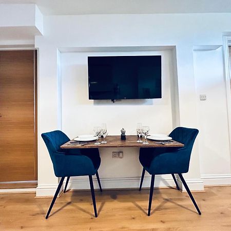 Private 2 Bed Guest House - Van Parking, M25 & A1 Connections بوتيرز بار المظهر الخارجي الصورة