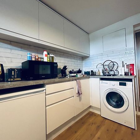 Private 2 Bed Guest House - Van Parking, M25 & A1 Connections بوتيرز بار المظهر الخارجي الصورة