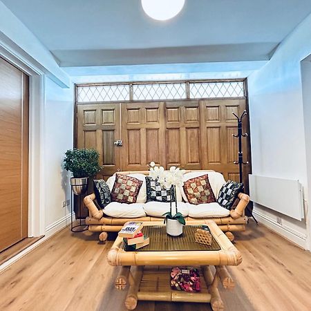 Private 2 Bed Guest House - Van Parking, M25 & A1 Connections بوتيرز بار المظهر الخارجي الصورة