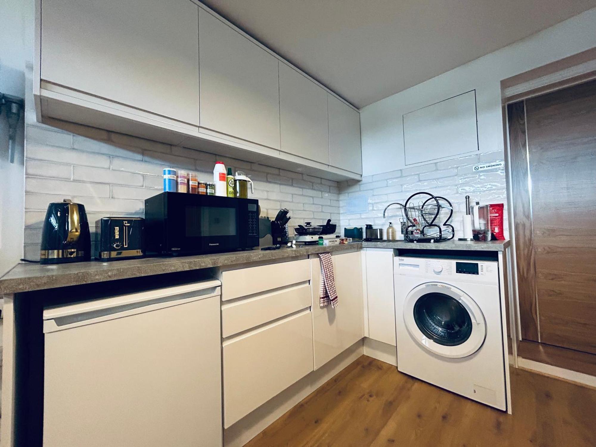 Private 2 Bed Guest House - Van Parking, M25 & A1 Connections بوتيرز بار المظهر الخارجي الصورة