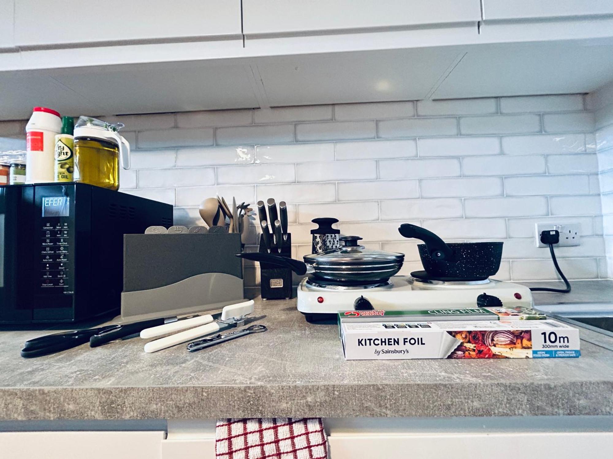 Private 2 Bed Guest House - Van Parking, M25 & A1 Connections بوتيرز بار المظهر الخارجي الصورة